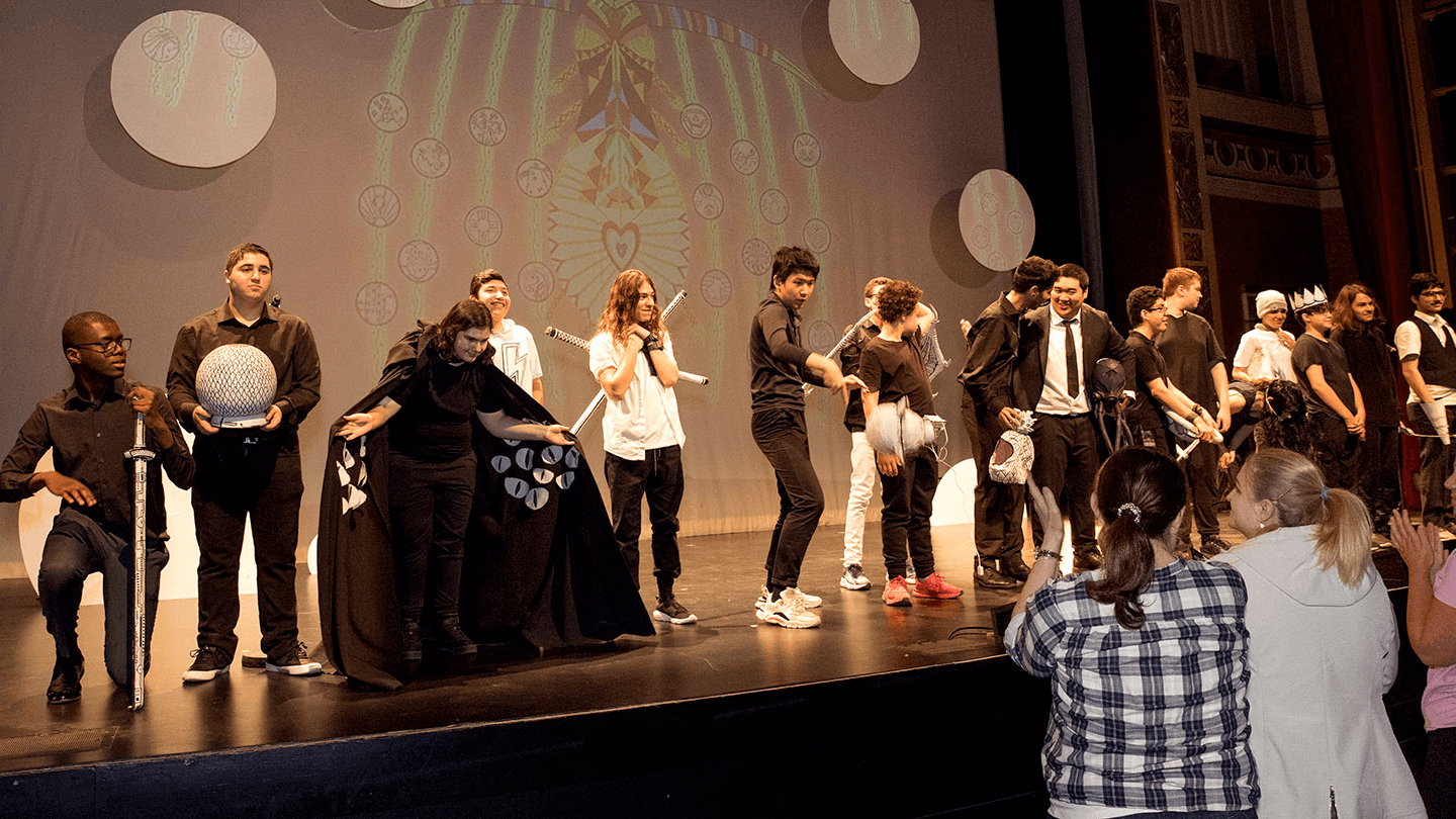 Artistes sur scène lors d'un spectacle Bulles avec des projections de bulles et un public dans les premiers rangs
