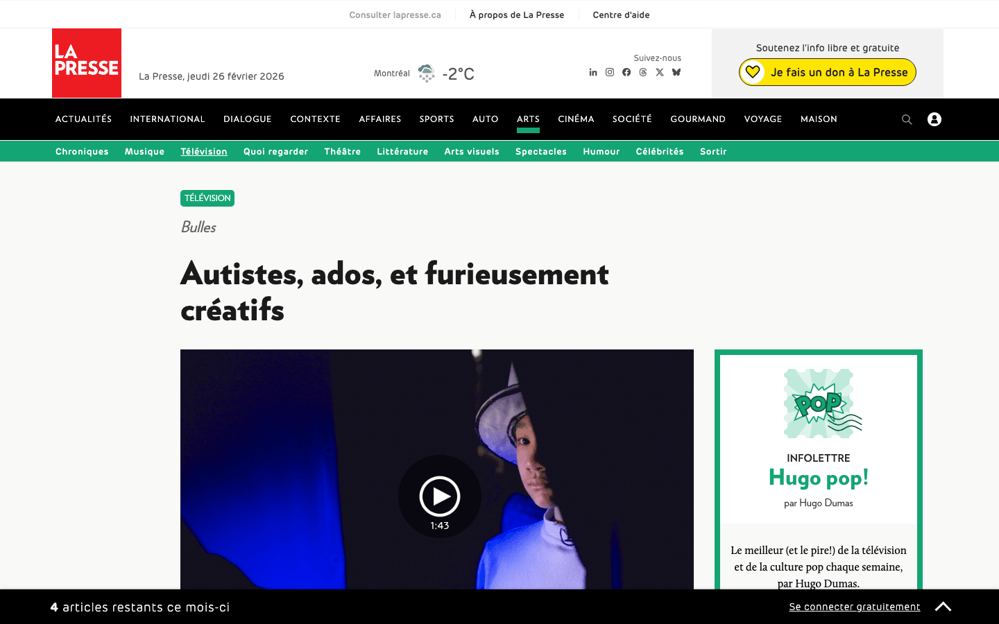 Vignette vidéo d’un adolescent sur scène, éclairée en bleu, avec le bouton de lecture superposé.